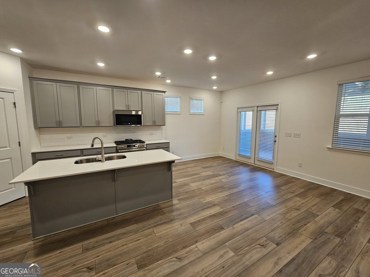 23 Airmont Dr - Photo 4 of 28
