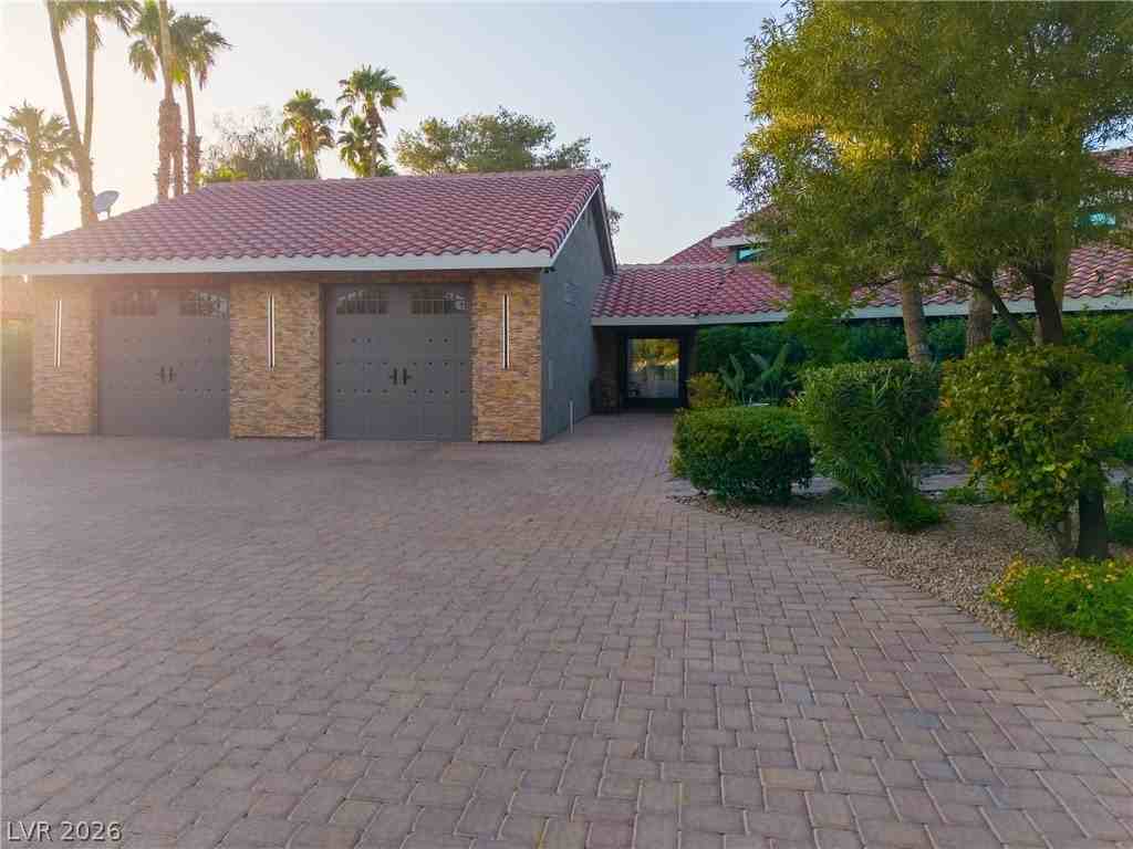 300 Lacy Ln - Photo 7 of 50