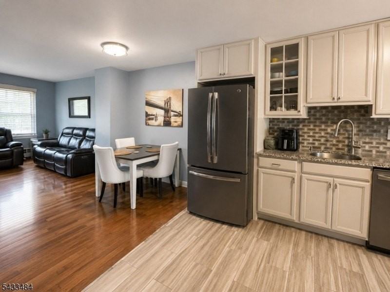 438 Seaton Ave - Photo 2 of 9