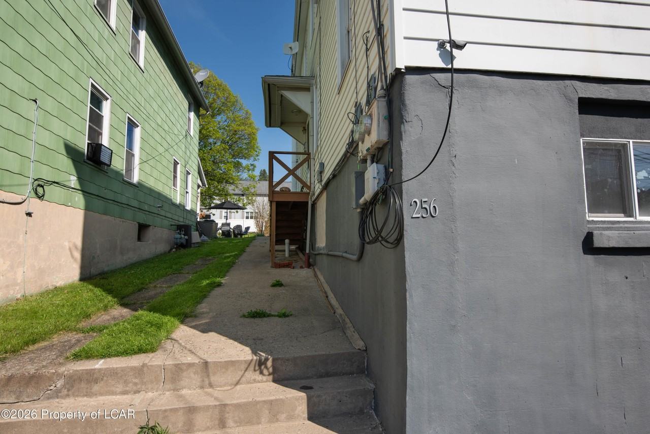 256 E Grove St - Photo 3 of 18