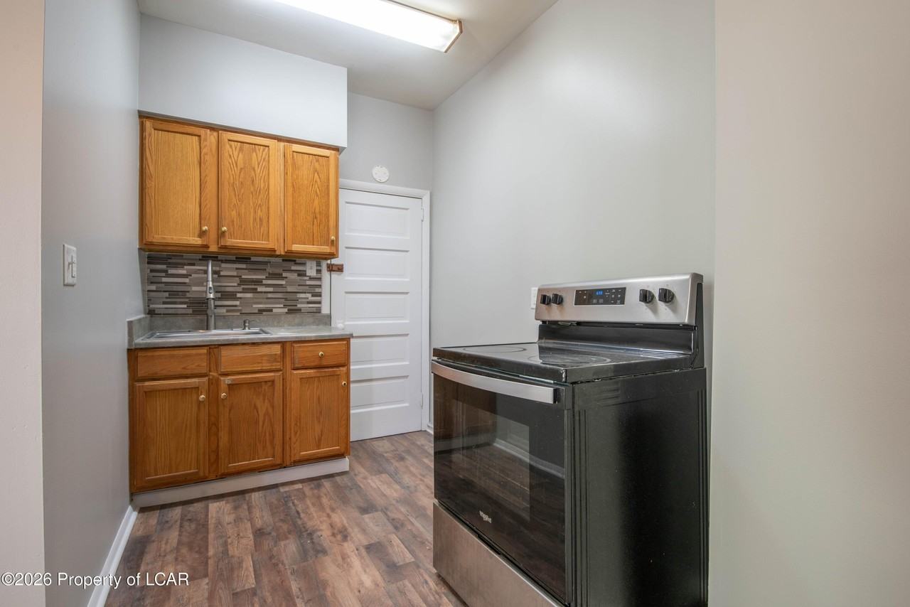 256 E Grove St - Photo 4 of 18