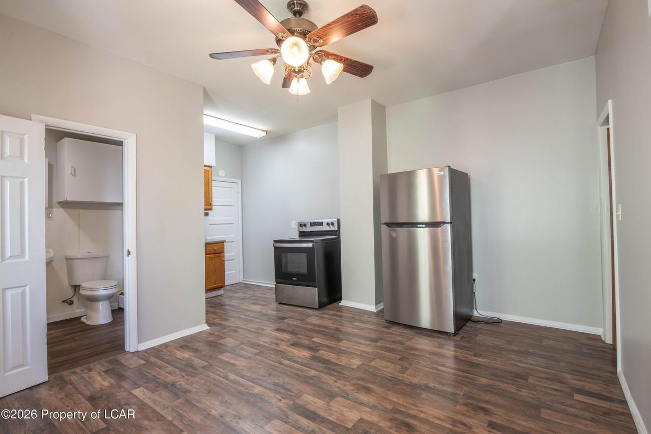 256 E Grove St - Photo 5 of 18