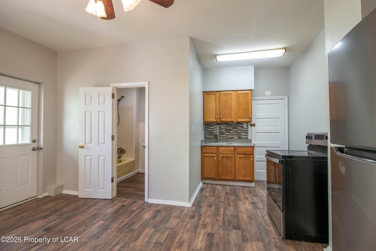 256 E Grove St - Photo 6 of 18