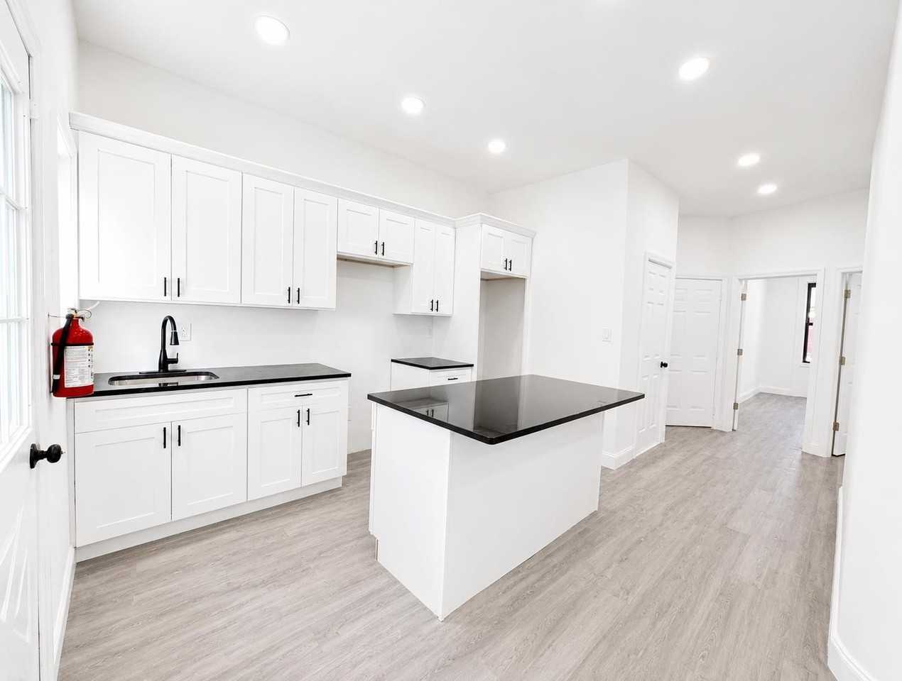 428 56th St #1stFL - Photo 4 of 25