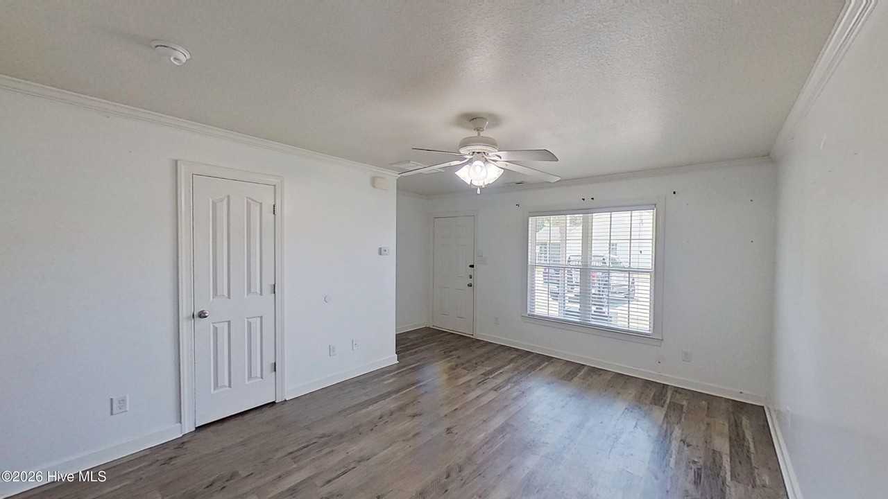 102 Springwood Dr - Photo 4 of 20