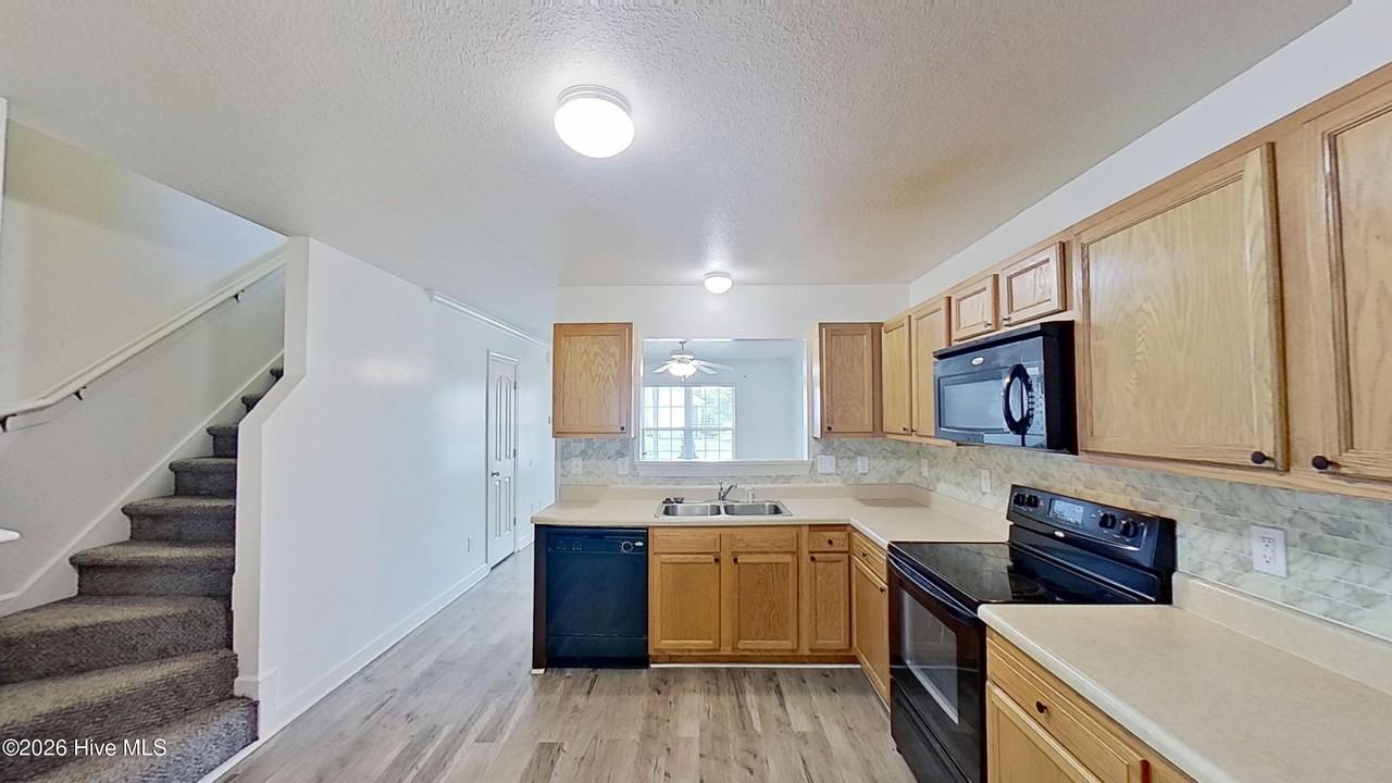 102 Springwood Dr - Photo 7 of 20