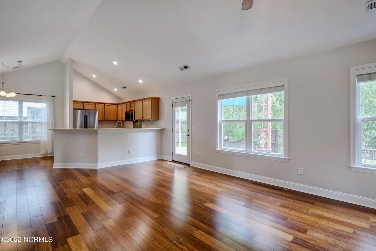 611 Catamaran Dr - Photo 3 of 32
