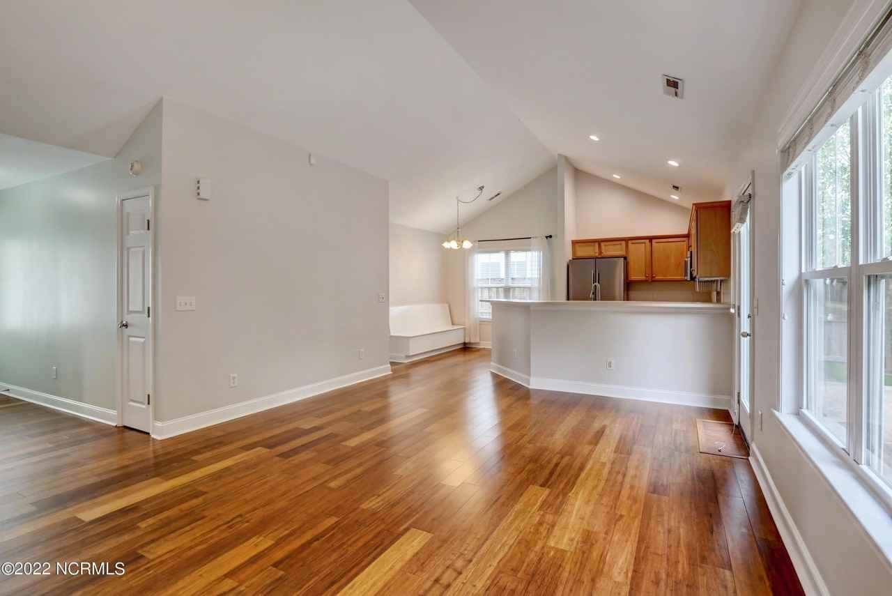 611 Catamaran Dr - Photo 4 of 32