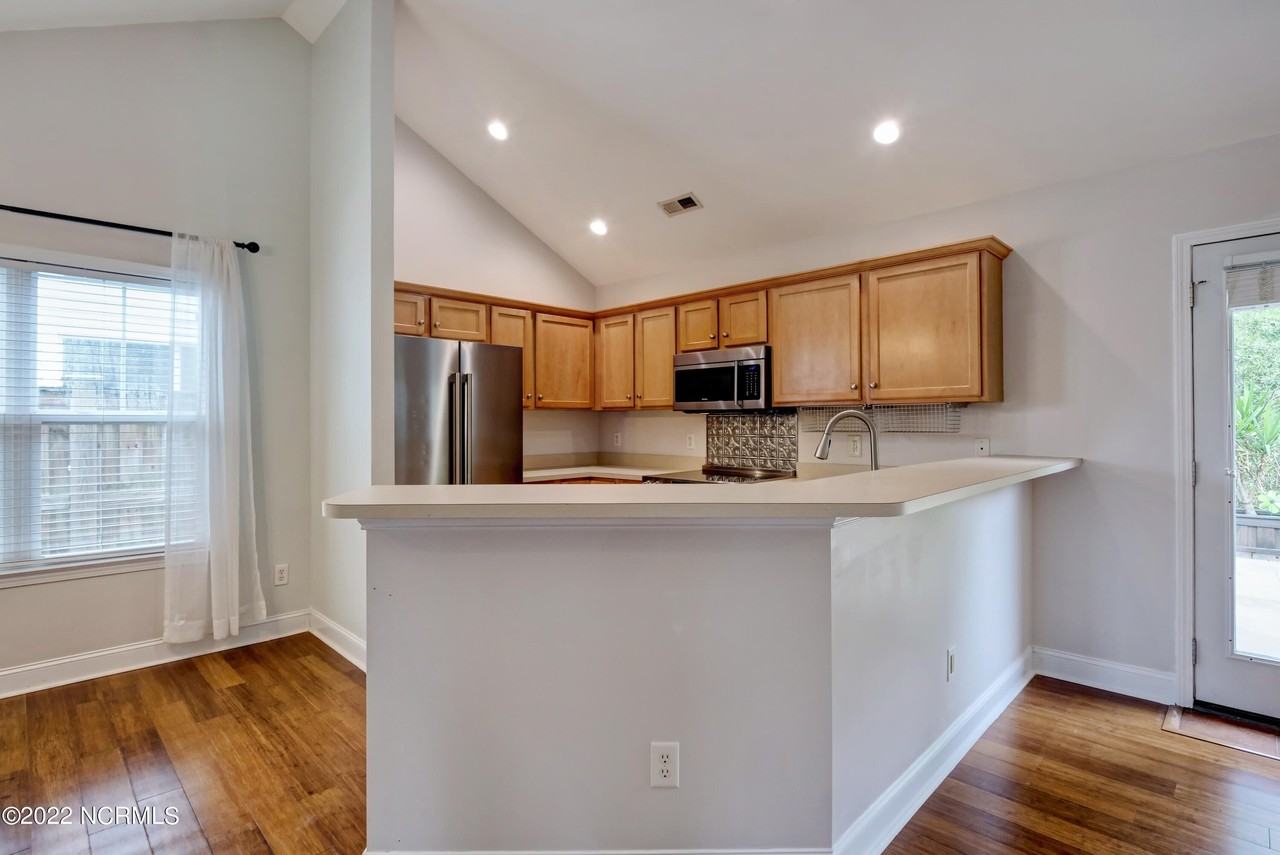 611 Catamaran Dr - Photo 5 of 32