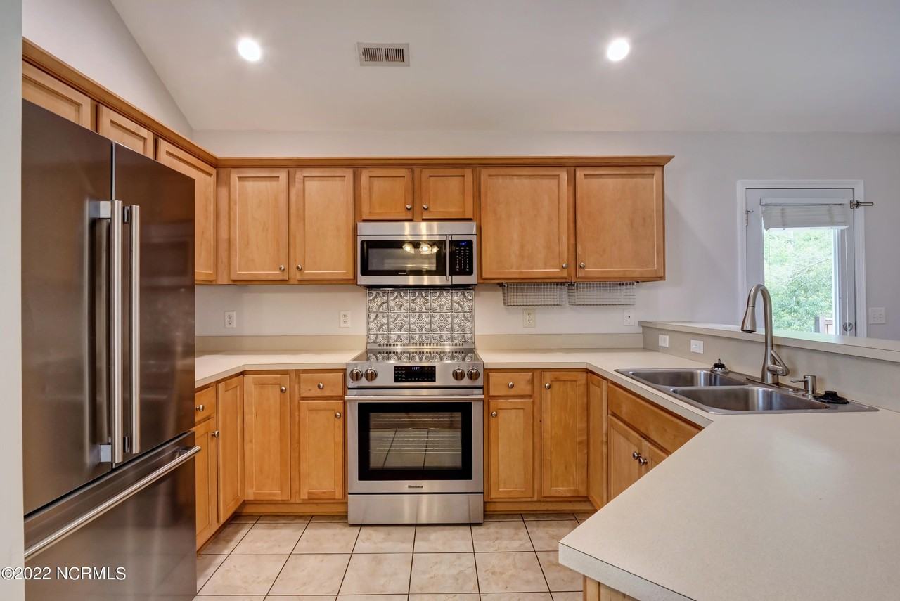 611 Catamaran Dr - Photo 6 of 32