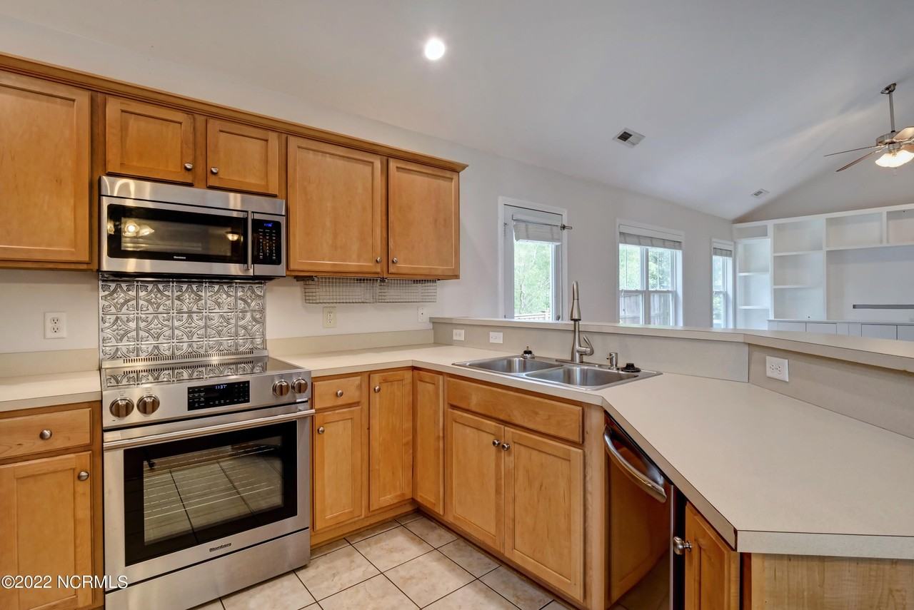 611 Catamaran Dr - Photo 7 of 32