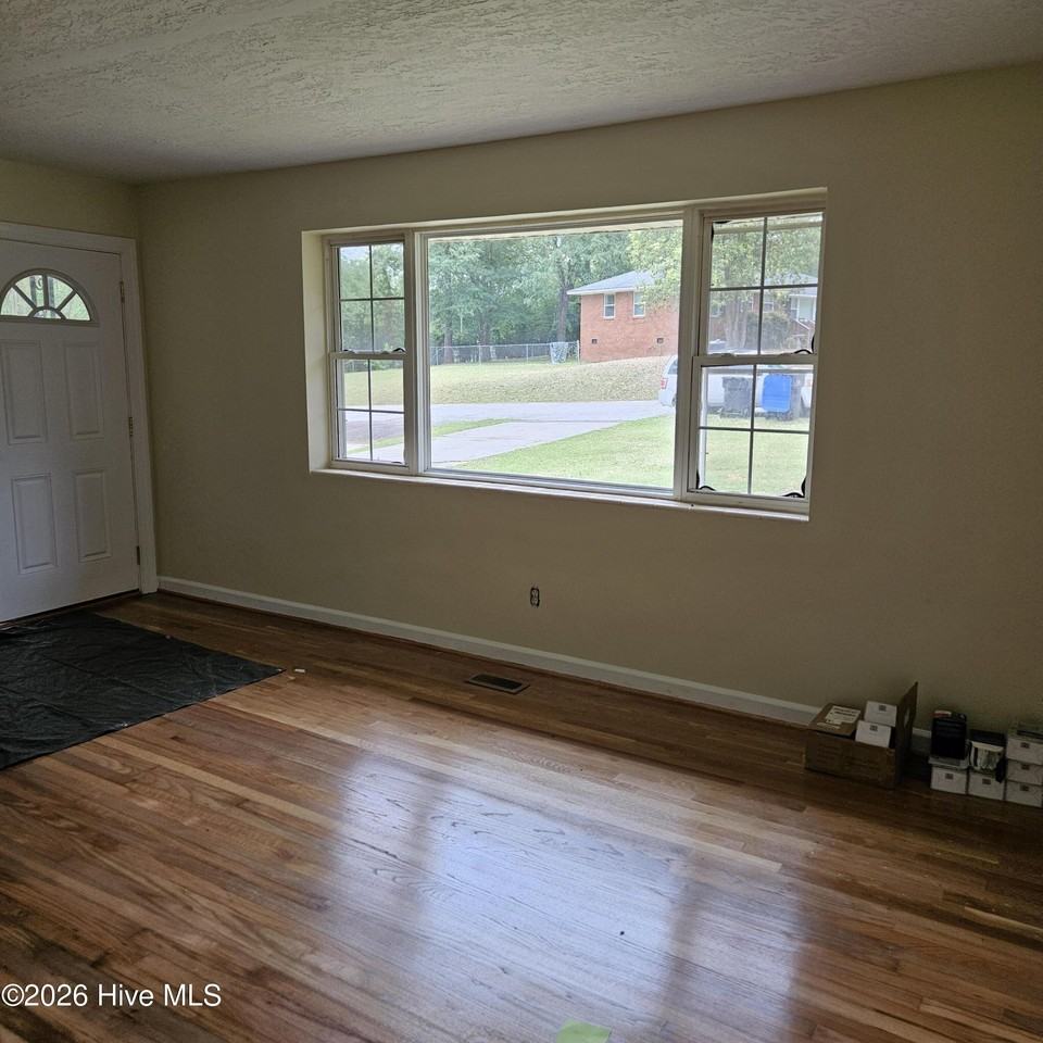 2505 Smith St - Photo 4 of 14