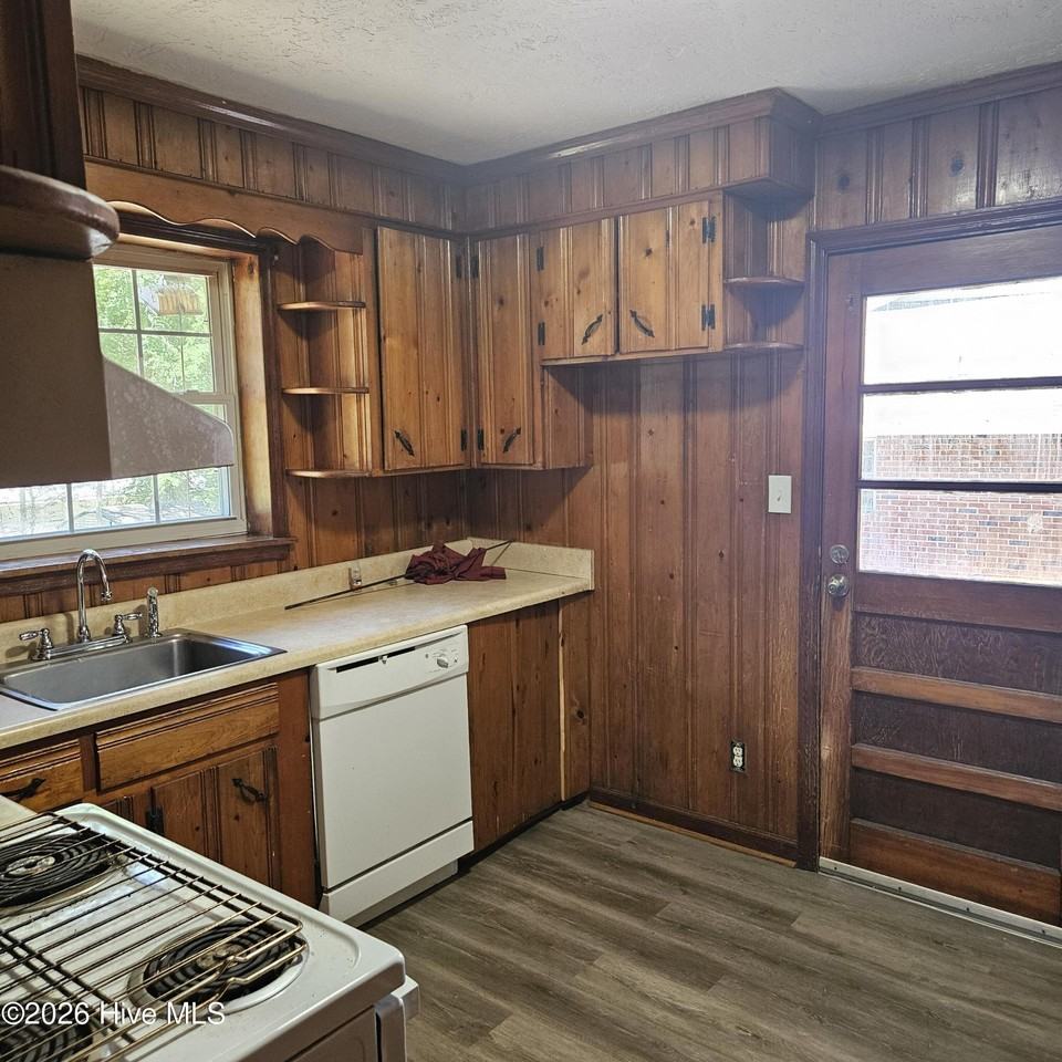 2505 Smith St - Photo 7 of 15
