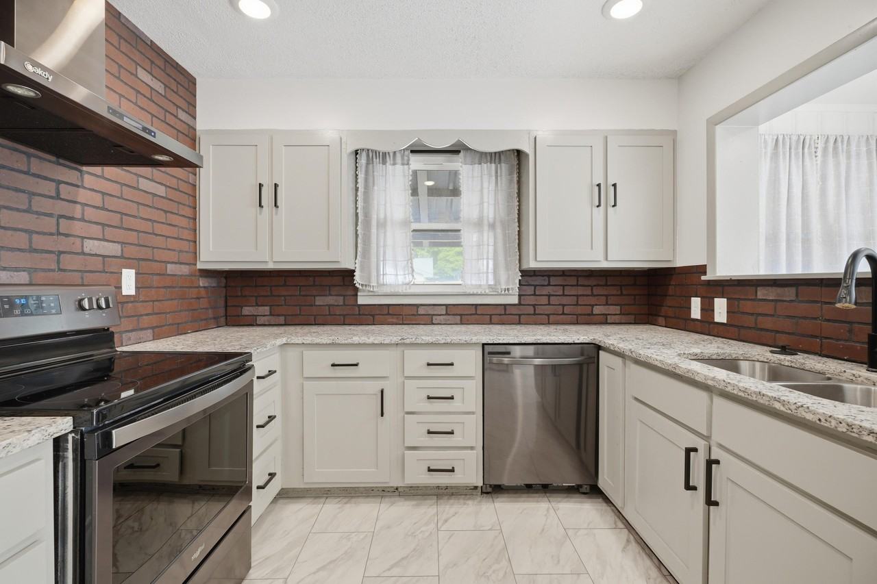 1011 Walnut St - Photo 2 of 26