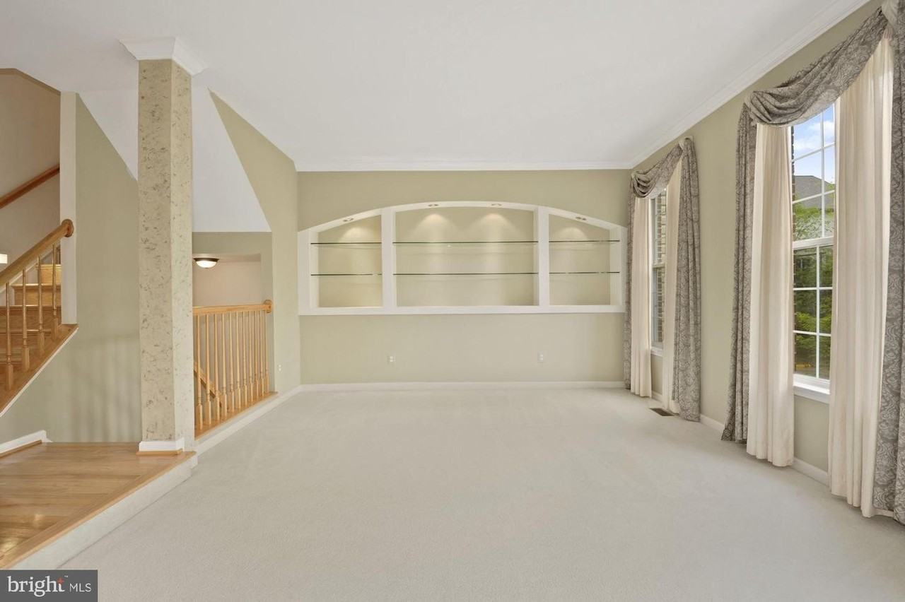 12489 Lucas Dr - Photo 3 of 42