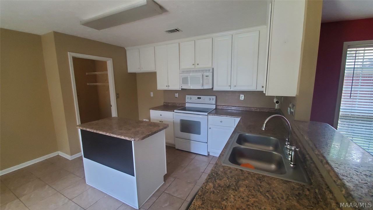 8755 Ridgestone Ct - Photo 6 of 18