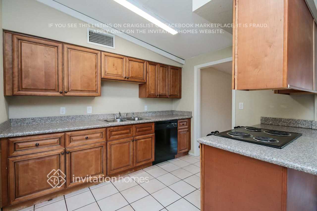 449 S Stewart - Photo 5 of 21