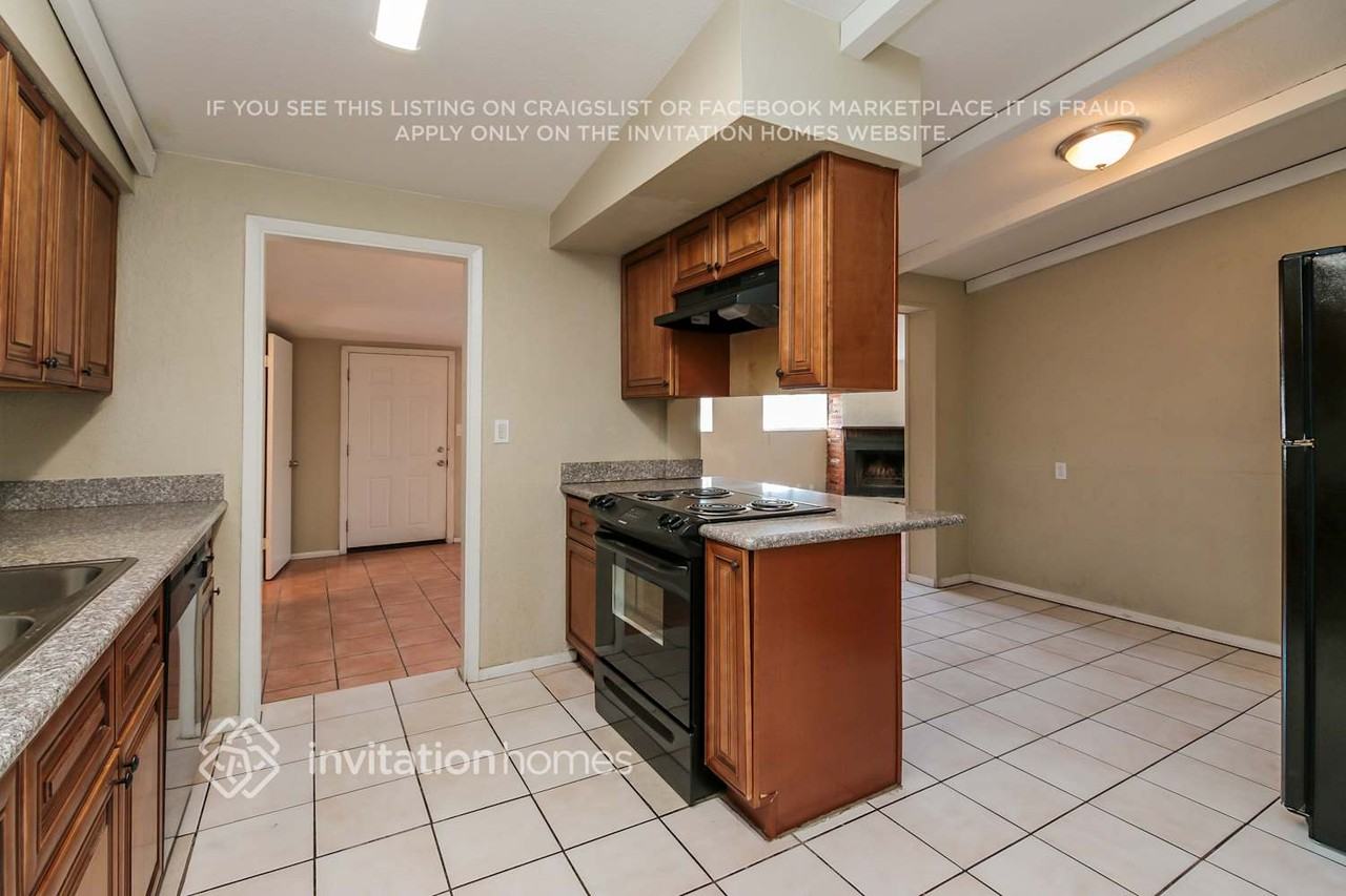 449 S Stewart - Photo 6 of 21