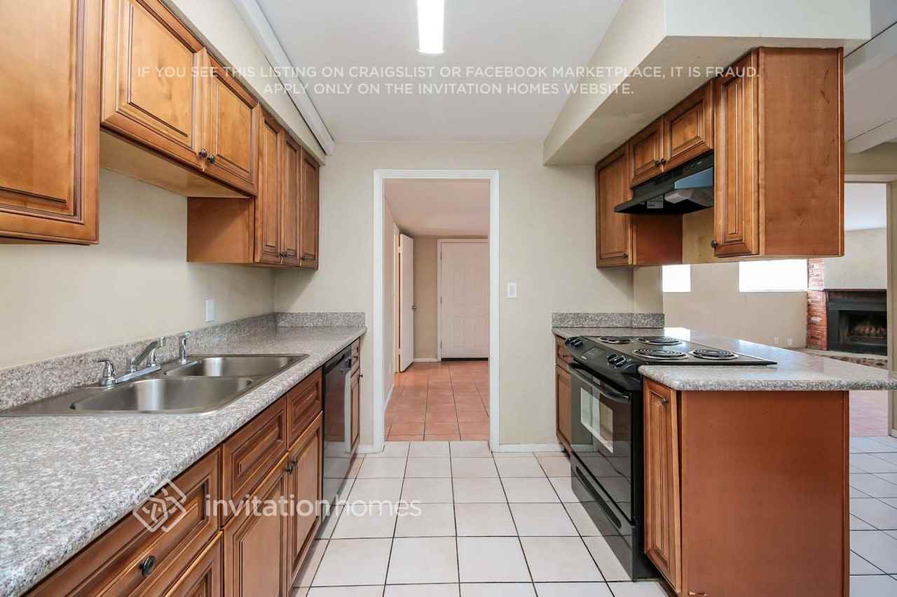 449 S Stewart - Photo 7 of 21