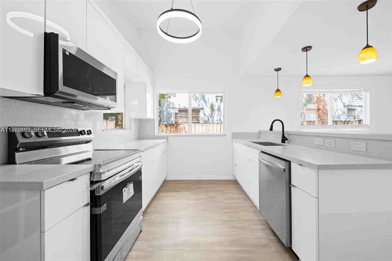 1640 Funston St - Photo 4 of 18