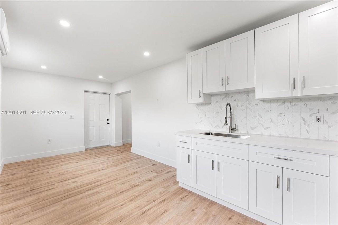 9720 Nw 24th Pl #B - Photo 5 of 10