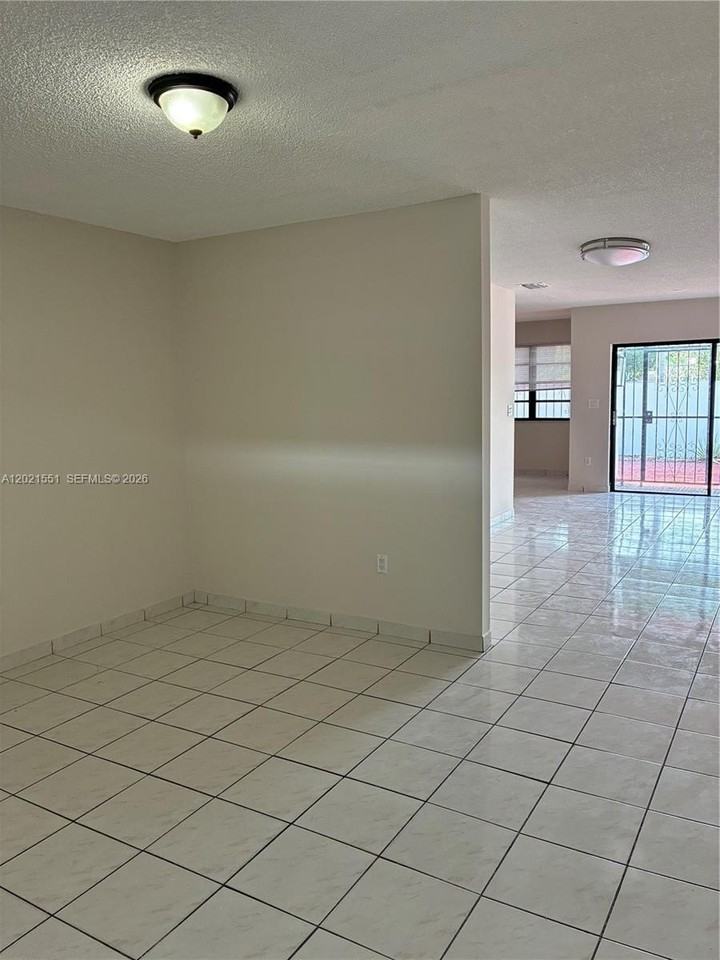10881 Sw 24th Ter #10881 - Photo 2 of 17