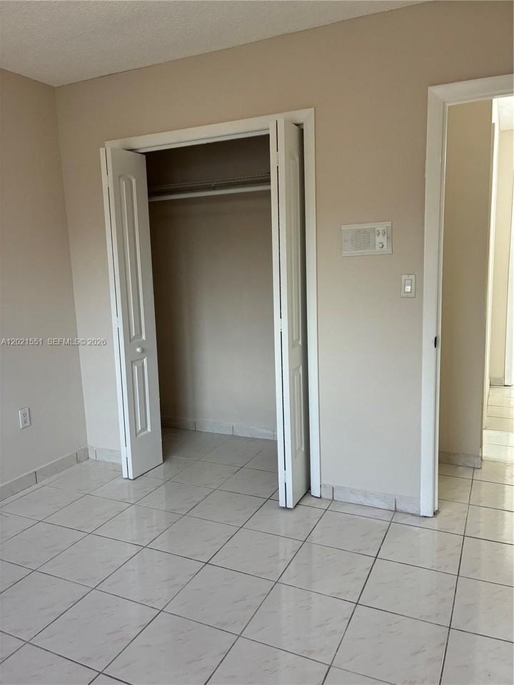 10881 Sw 24th Ter #10881 - Photo 3 of 17