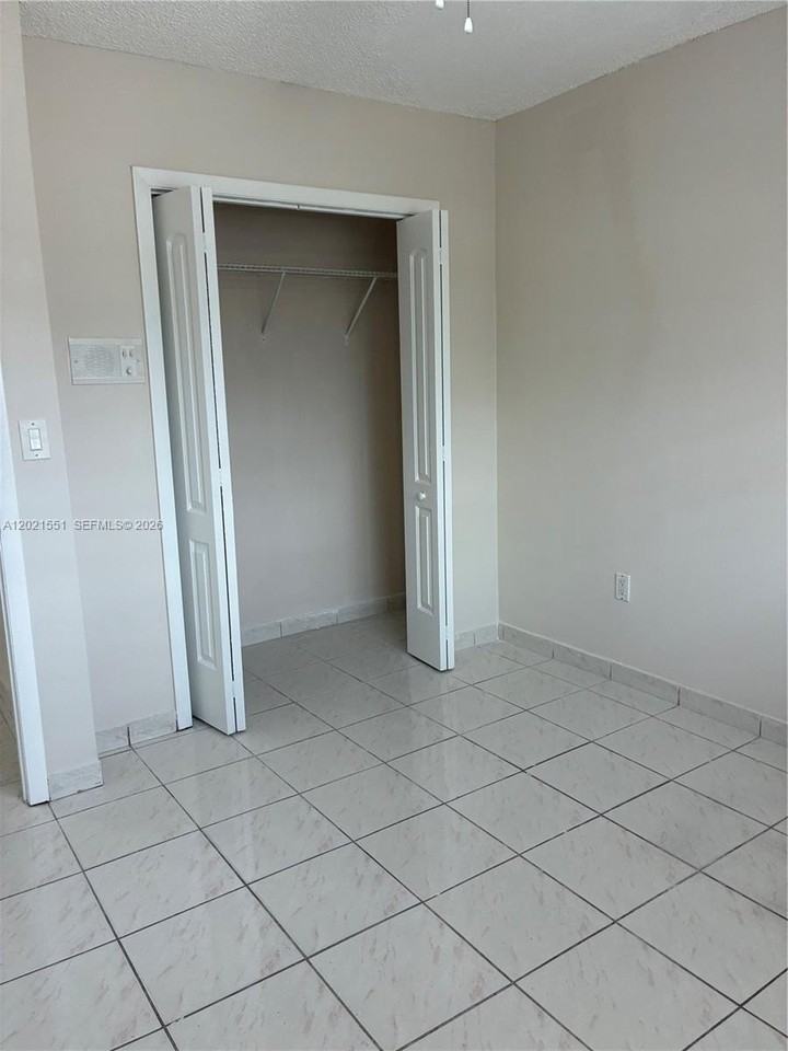 10881 Sw 24th Ter #10881 - Photo 4 of 17