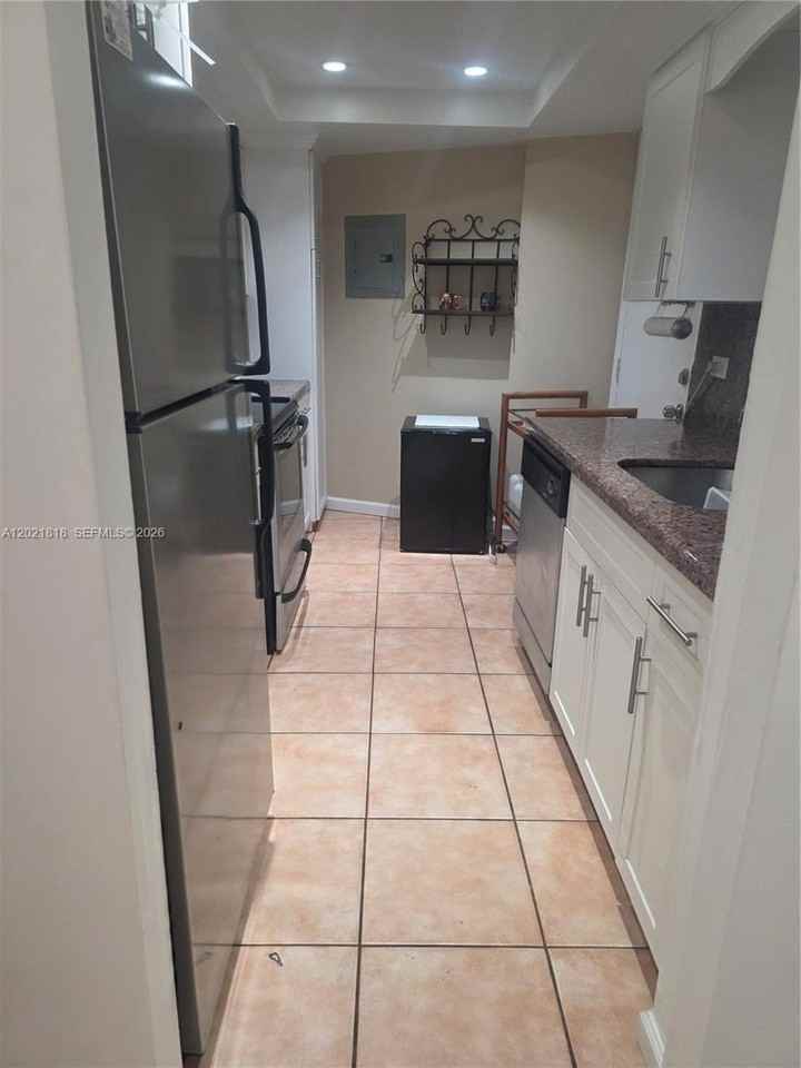1881 Washington Ave #6H - Photo 6 of 19