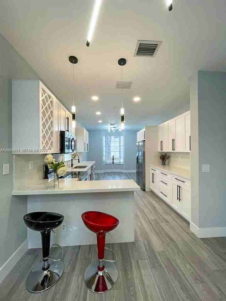 1261 Hayes St - Photo 3 of 19