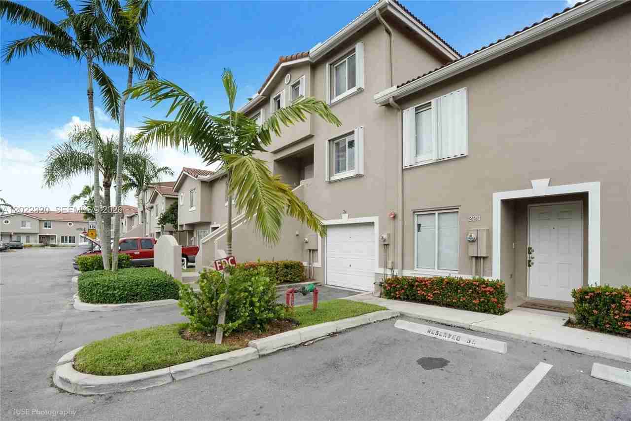 221 Riviera Cir