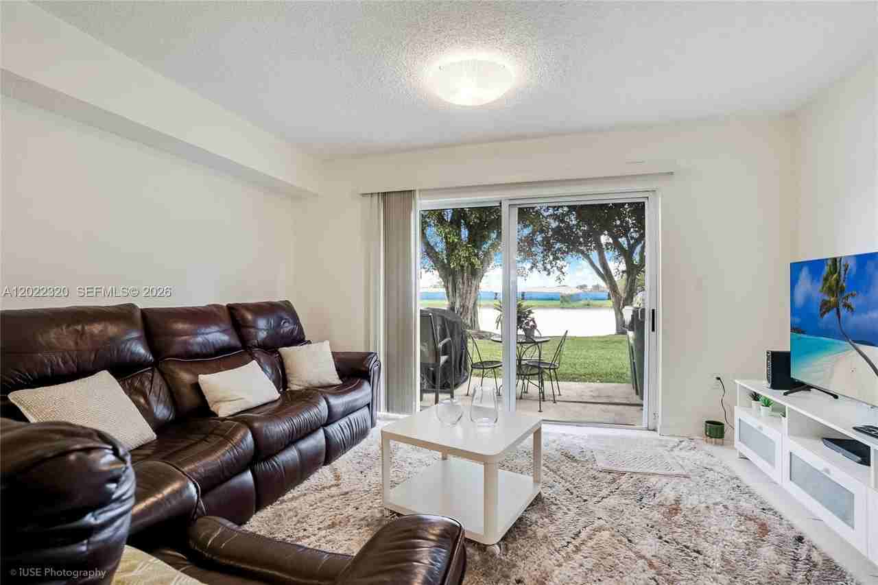 221 Riviera Cir - Photo 4 of 15
