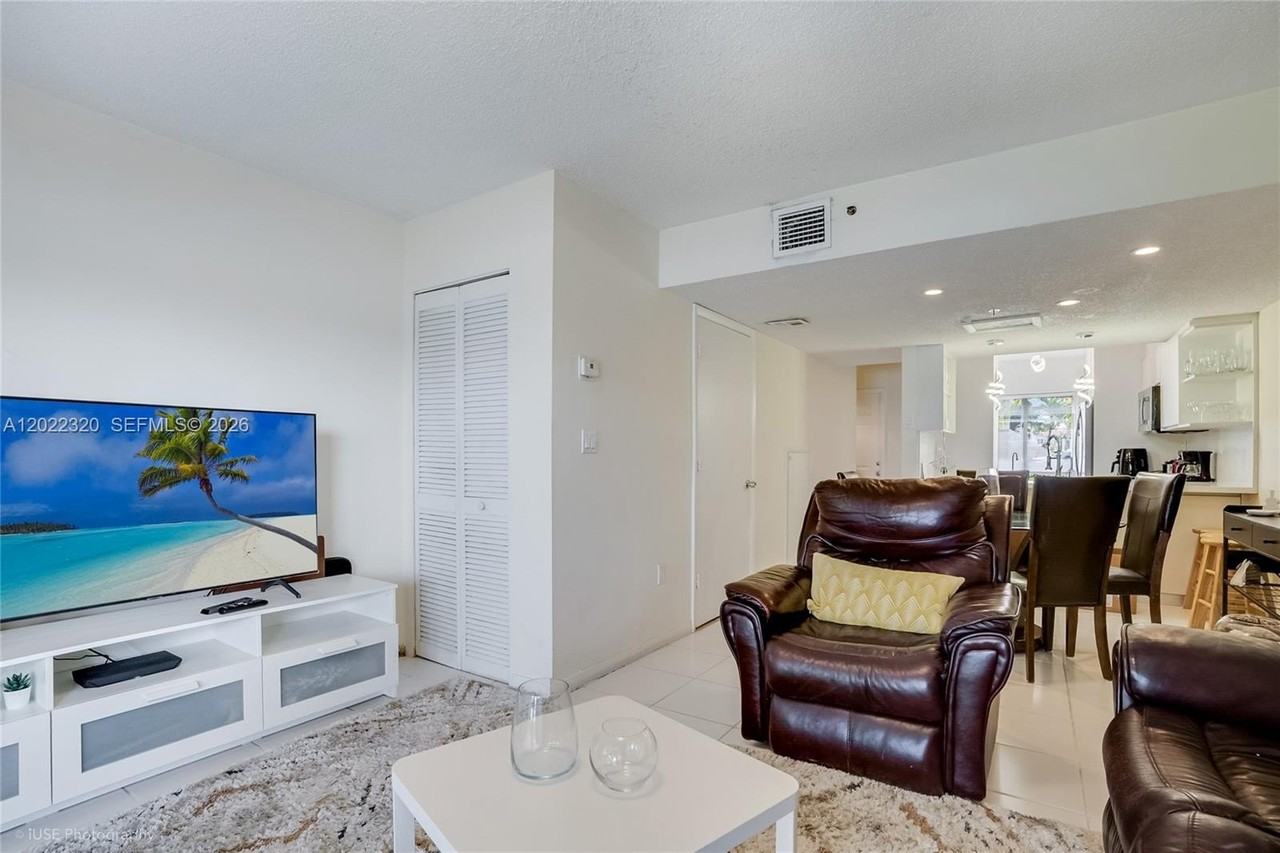 221 Riviera Cir - Photo 5 of 15