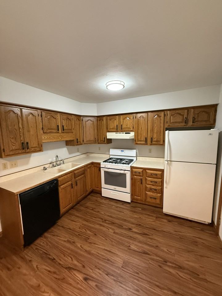 1613 W 45th St #1 - Photo 3 of 10