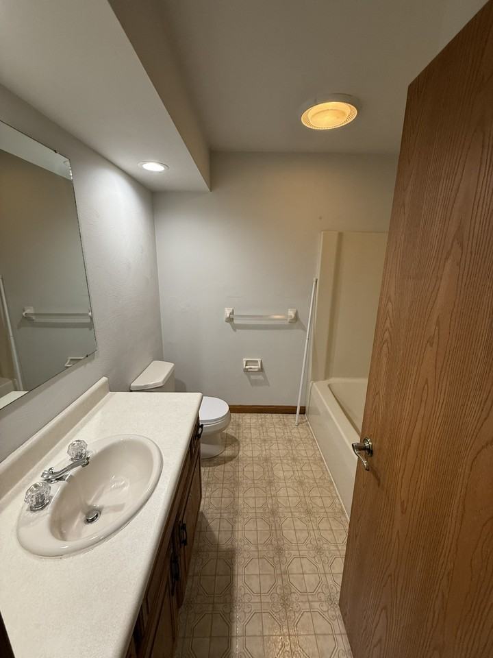 1613 W 45th St #1 - Photo 7 of 10