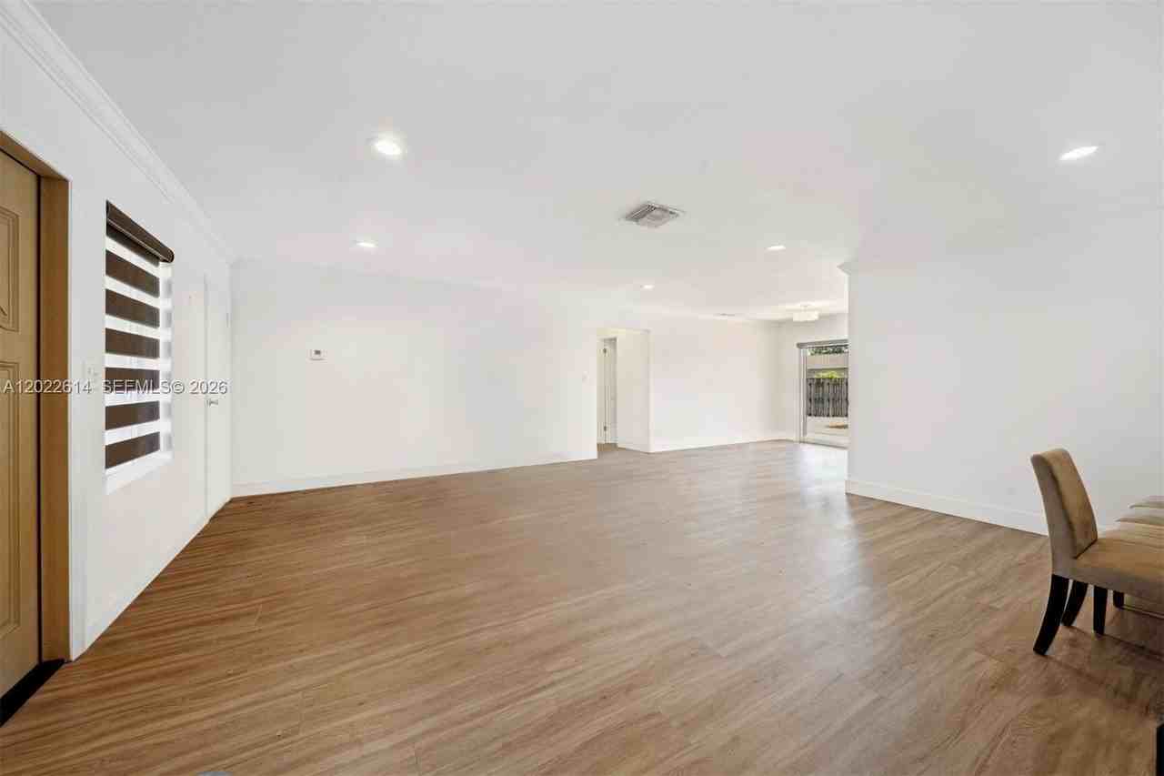 9650 Nw 24th St - Photo 4 of 15