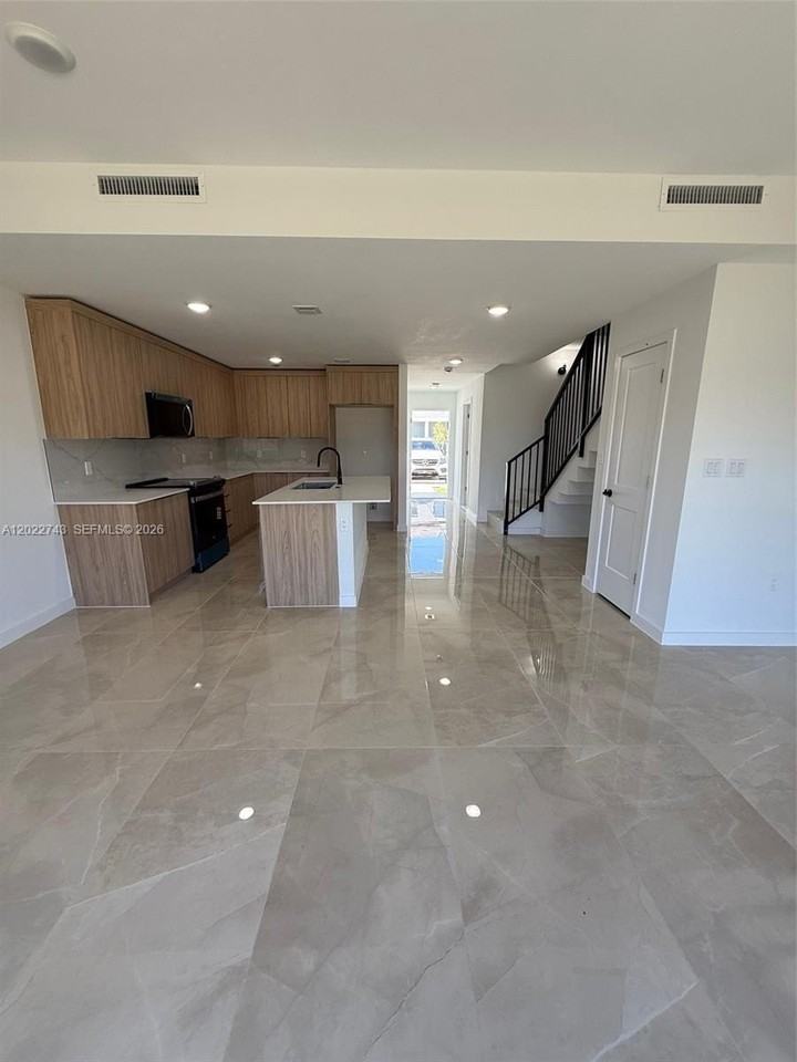 1310 Nw 5th St #1310 - Photo 2 of 9