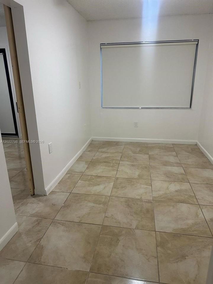 1115 Sw 136th Pl #2 - Photo 3 of 8