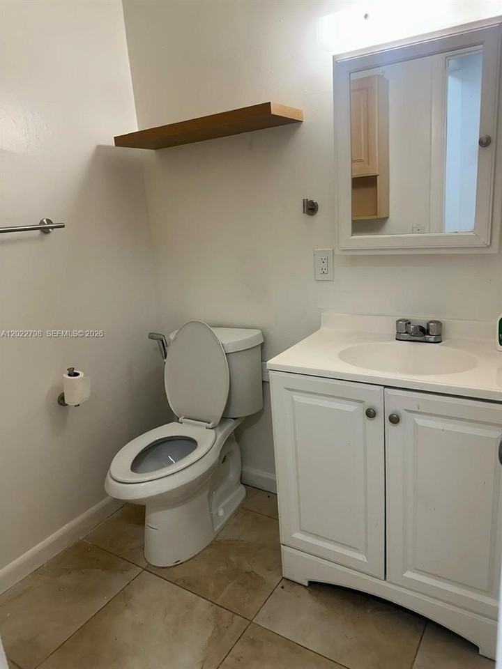 1115 Sw 136th Pl #2 - Photo 7 of 8