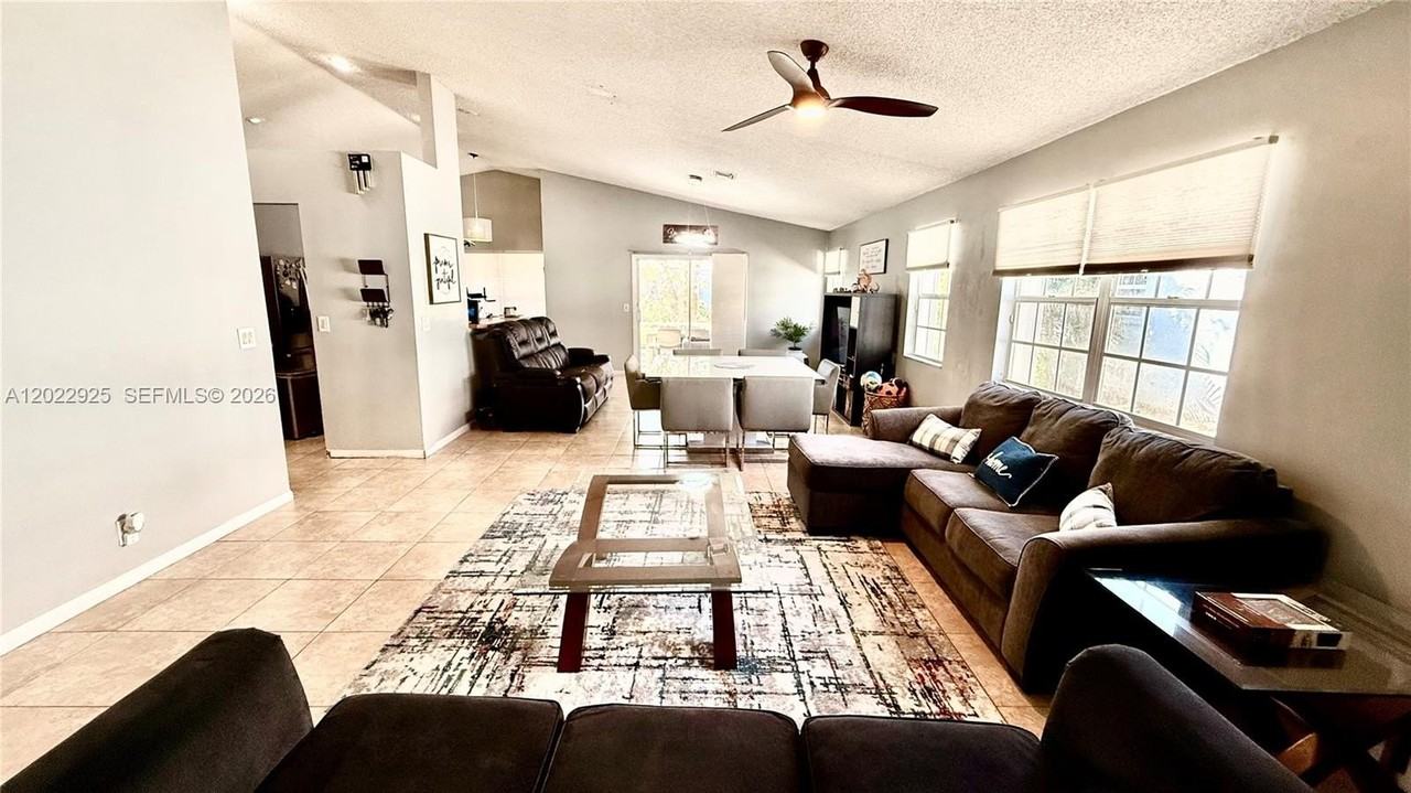5470 Pine Cir - Photo 3 of 50