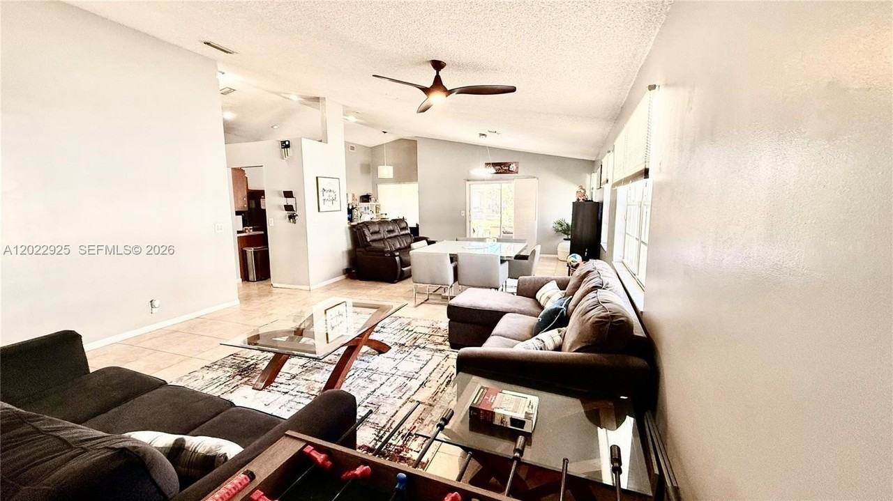 5470 Pine Cir - Photo 4 of 50