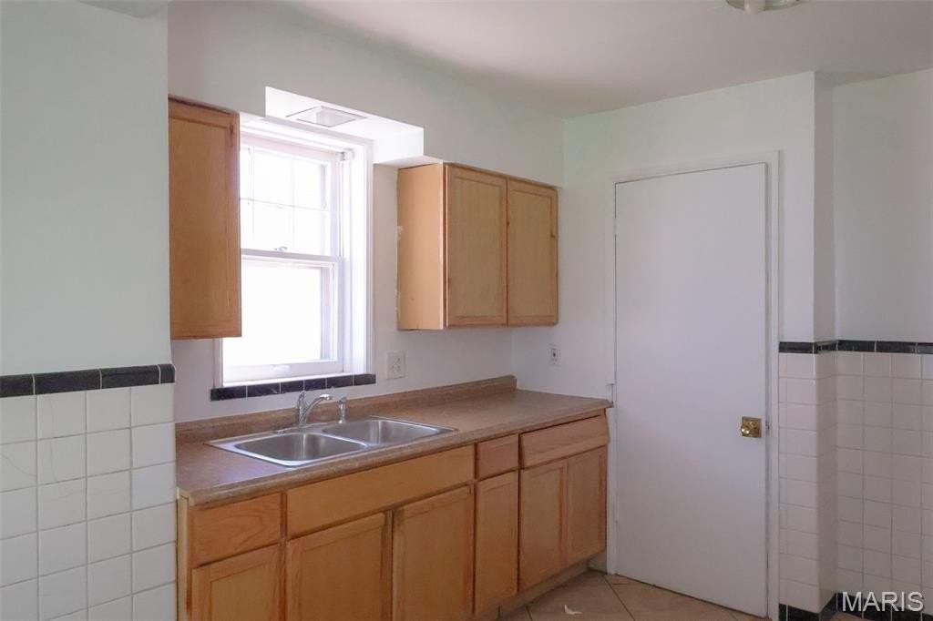 1067 Melvin Ave - Photo 7 of 14