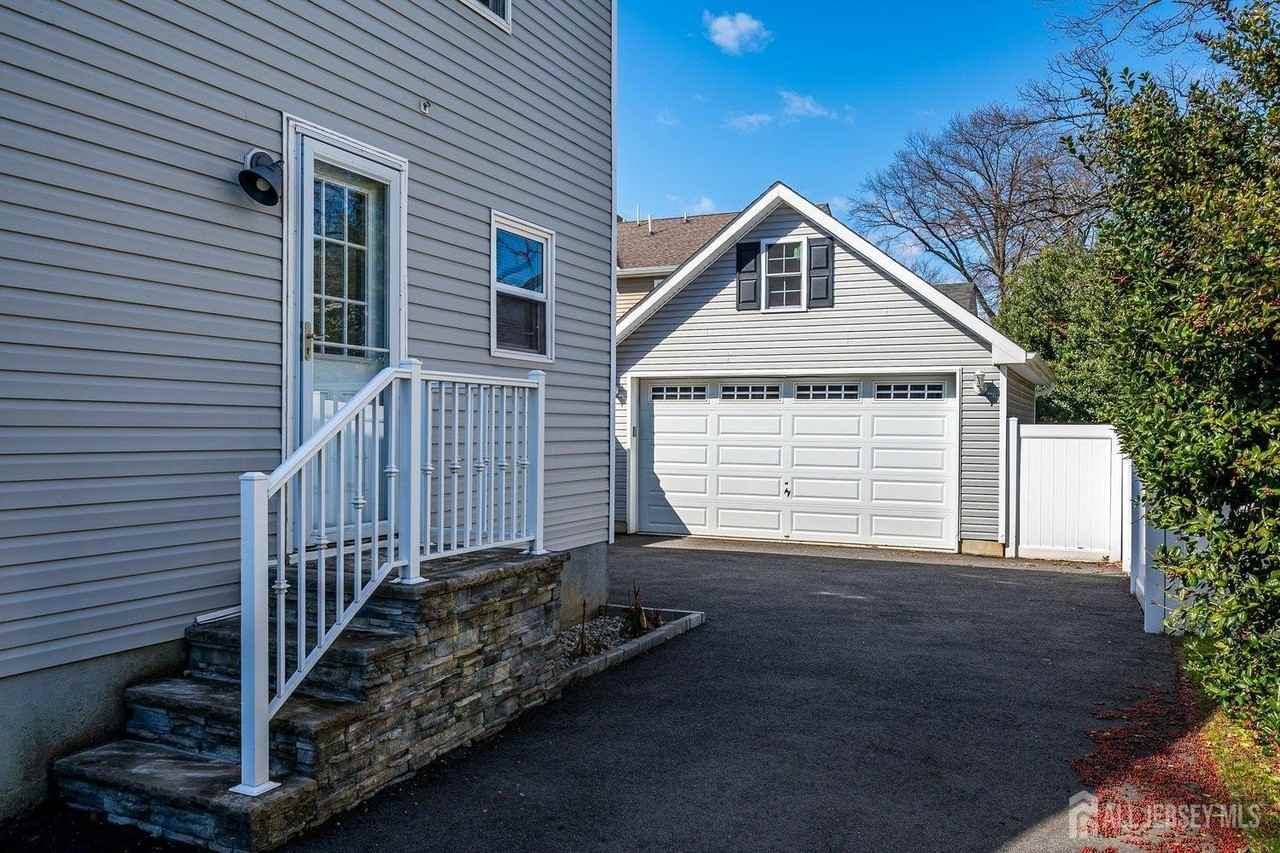 41 Lake Ave - Photo 4 of 34