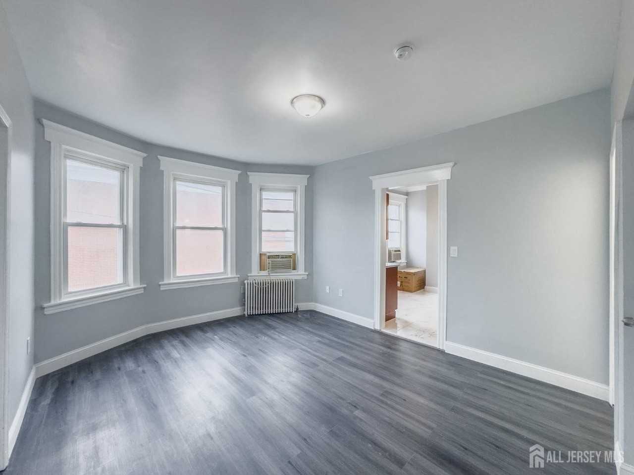 556 Roosevelt Ave #2 - Photo 5 of 14