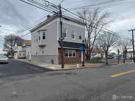 featured image of 556 Roosevelt Ave #1