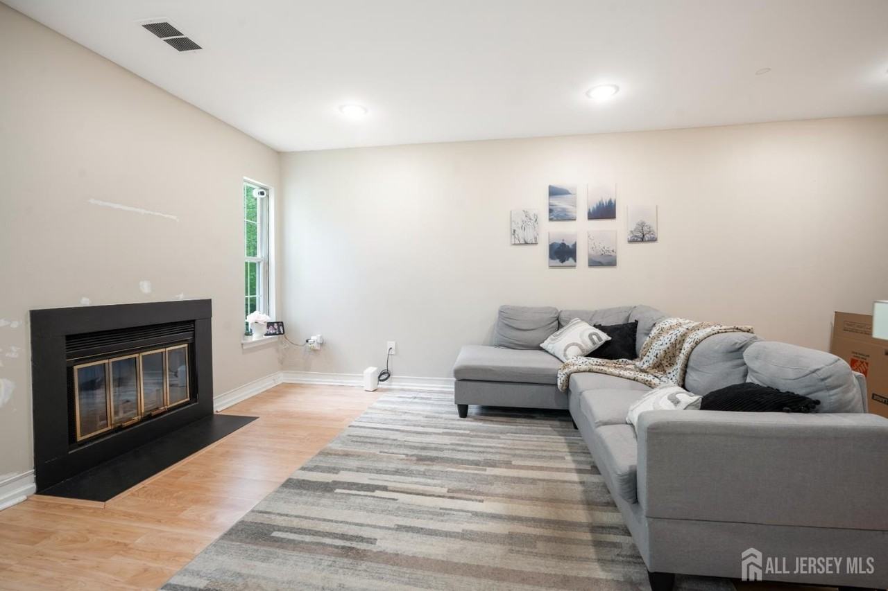 6142 Cedar Ct - Photo 4 of 16