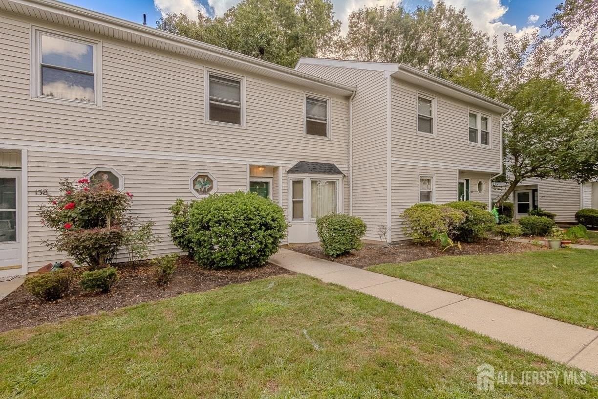 26 Farnham Sq - Photo 2 of 34