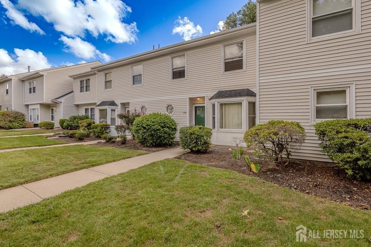 26 Farnham Sq - Photo 3 of 34