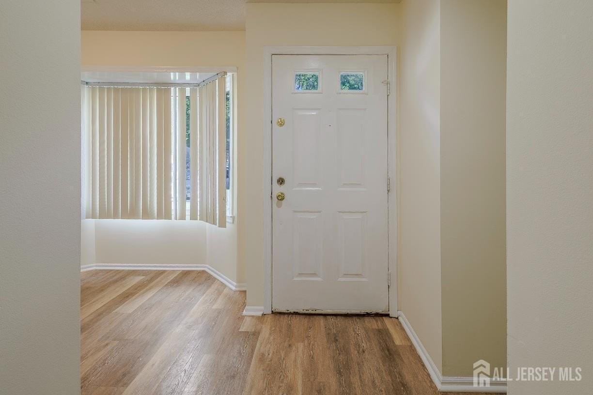 26 Farnham Sq - Photo 4 of 34