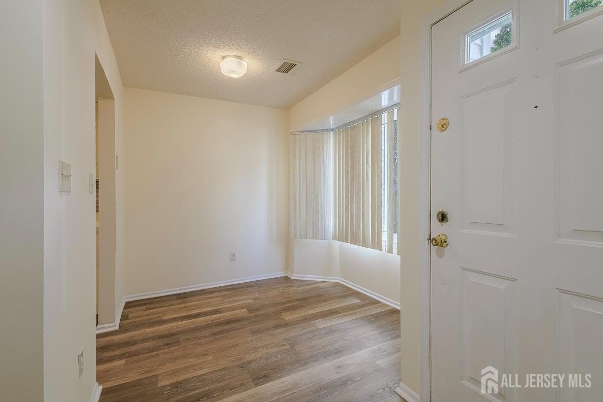 26 Farnham Sq - Photo 5 of 34